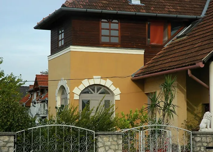 Alom Kucko Apartment *